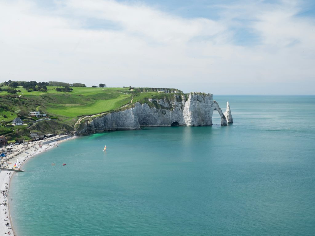 Vue panoramique sur l'arche naturelle des falaises d'Étretat